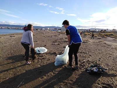 Estudiantes de INACAP Punta Arenas realizan operativo de limpieza en borde costero de la ciudad