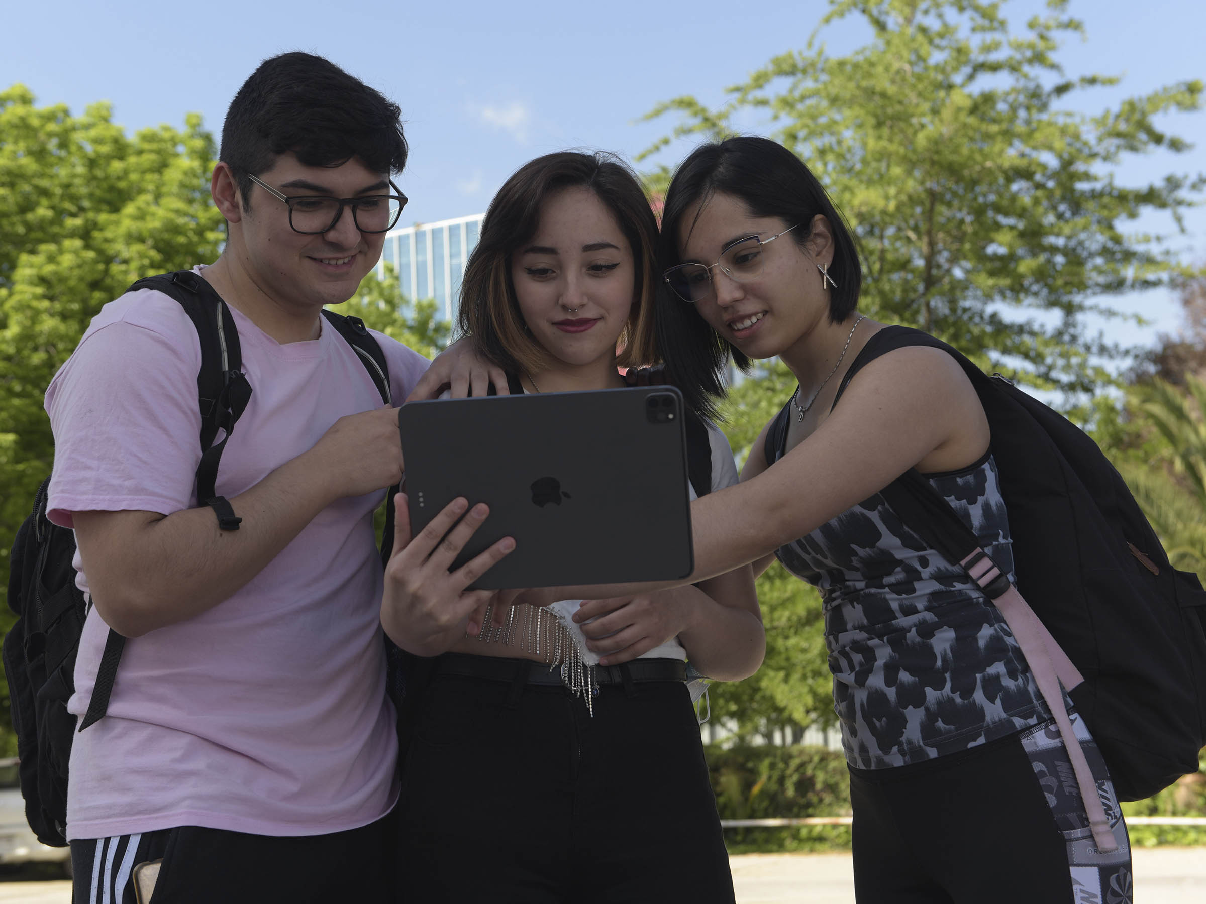 3 alumnos mirando un tablet
