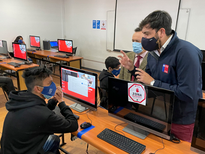 Estudiante y autoridades