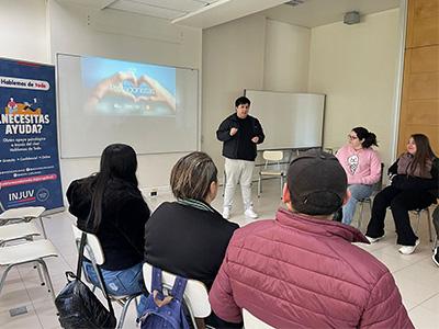 Estudiantes participando en Charla