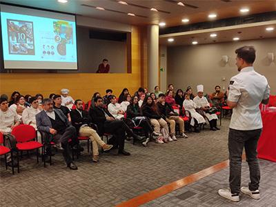 Chef Gustavo Sáez Exponiendo