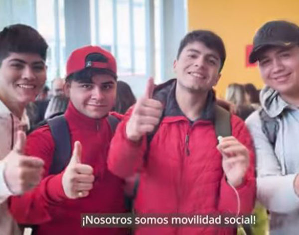 Imagen de cuatro estudiantes de movilidad social